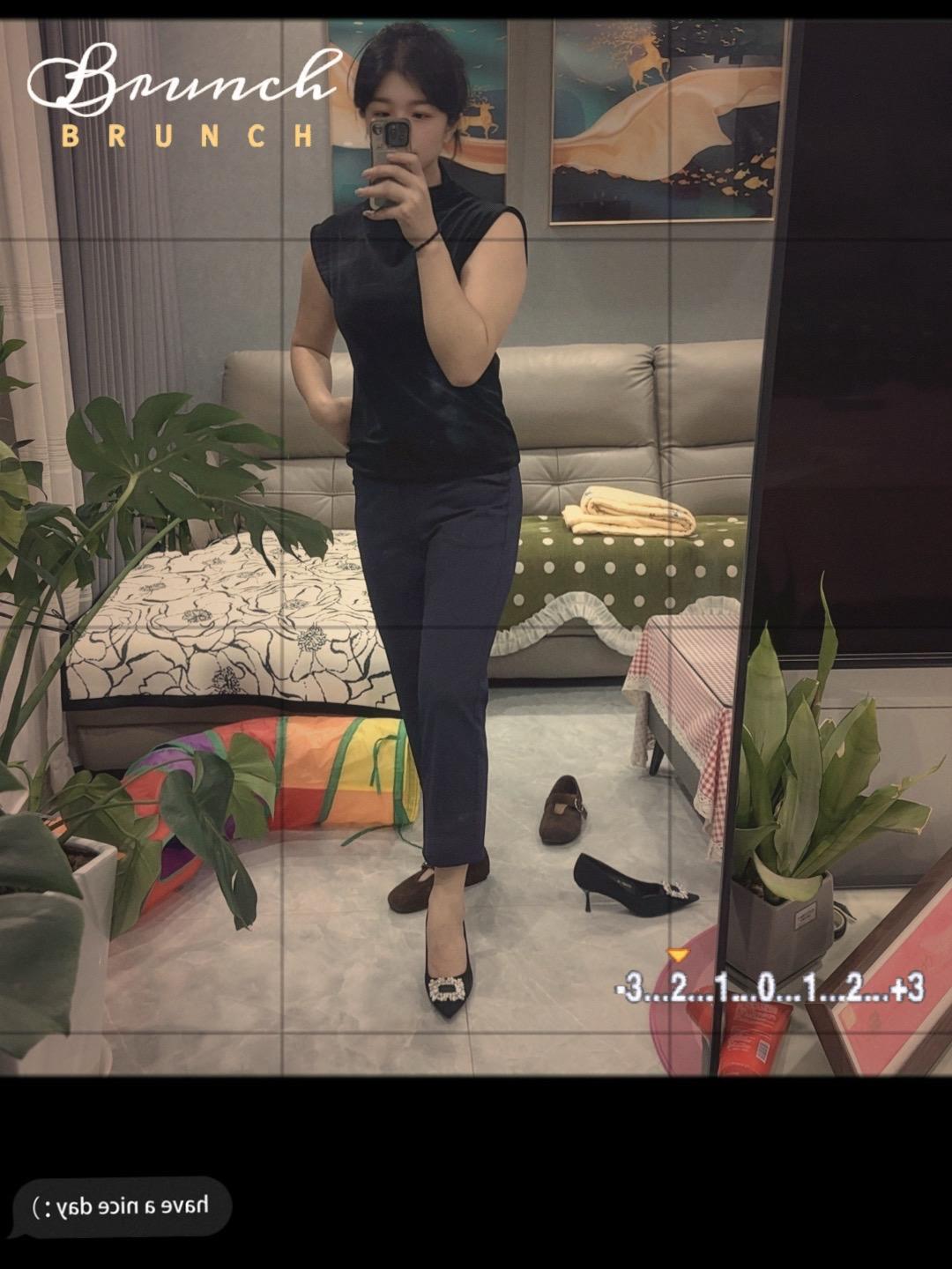 我1米68,130斤,穿的是藏青色九分XL码,供大家参考!实物质感很好,也非常显瘦