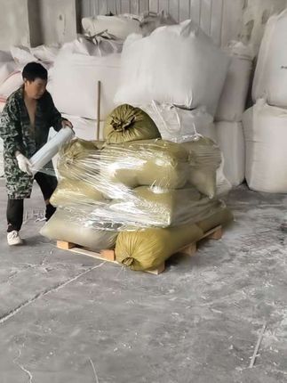 放在托盘上的物料!托运时怕滚落在地上!有个好办法!就是用这款缠绕膜缠几圈!缠时用力缠紧!叉车挑货时才不会掉物料!这种办法固定货物棒棒哒!#缠绕膜 #向山拍视频
