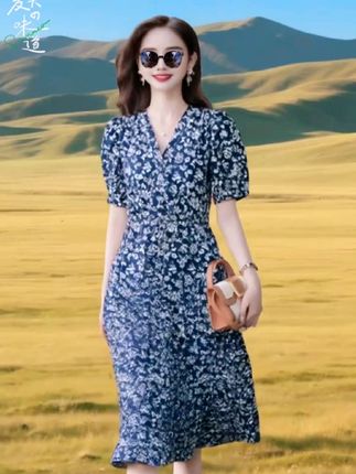 #气质女神穿搭 #韩版高级感显白V领连衣裙#时尚洋气碎花显瘦长裙##夏季穿搭 #优雅气质