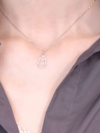 脖子还空空的女生一定要给自己安排一条葫芦项链,因为葫芦有一个美好的寓意,那就是福禄双全,#葫芦项链 #这个项链我好喜欢 #戴出了高级感 #夏日休闲穿搭 #项链