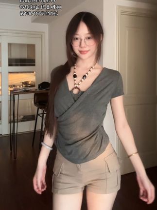 很有古早味的上衣~腰掐的好细#古早氛围感拿捏了 #韩系穿搭 #辣妹穿搭 #显身材 #谁穿谁好看