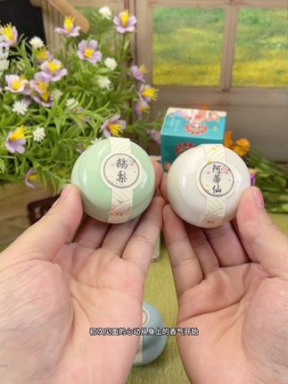 夏天随身携带一个这样的固体香膏,随时拿出来涂抹 是那种古风淡淡的清香#固体香膏 #夏日必备 #仙女必备