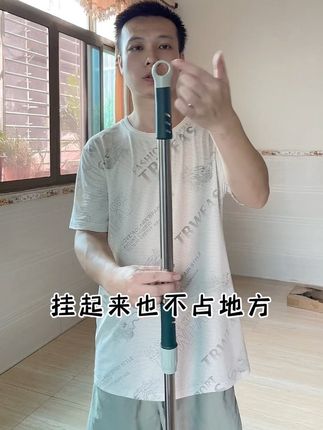 晚上我老婆回来,赶紧来收拾房间,不然免不了一顿唠叨,撒一点水,再用这只#刮水器 直接一刮,不管头发灰尘都能刮干净,也不会缠头发,用完水冲干净,挂起来也不占地方