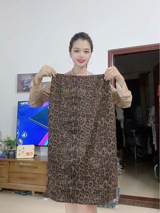 这条豹纹半身裙面料柔软舒适,款式简单大方,穿起来舒服又好看#半身裙#谁穿谁好看