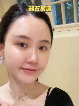 这款我们要安利的是欧比的铜合金合成锆石项链,它的设计灵感来源于莫奈花园系列,融入了金属元素,使得这款项链看起来充满了生命力,它的设计独特,材质优良,价格实惠,无论是自己佩戴还是送给朋友,都是非常好的选择!#项链#好看#莫奈花园#气质