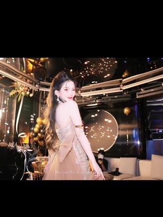 每个画面都可以当屏保的程度。谢谢我姐妹们把生日给我过成了小时代。享受当下,现在的我很快乐#生日快乐 #小个子初秋显瘦穿搭 #早秋贵气感穿搭