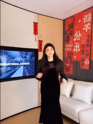婷婷微胖定制【米兰秀场】显瘦裙子气质高腰复古时尚修身轻熟连衣裙#微胖女生必备的显瘦连衣裙盘点@DOU+小助手