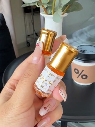 是无酒精的香水 香甜不刺鼻 小小一瓶真的泰方便携带啦 喜欢这种滚珠瓶💕 #香水瓶也有高颜值 #平价香水 #小众香水 #学生党也可以入的平价香水