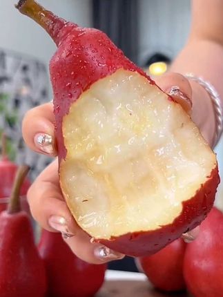 去年卖爆的红啤梨今年终于熟啦!冰淇淋的口感,软糯香甜,口口爆汁,真的超级好吃!#口感特别好 #应季水果 #水果 #红啤梨 #脆甜多汁