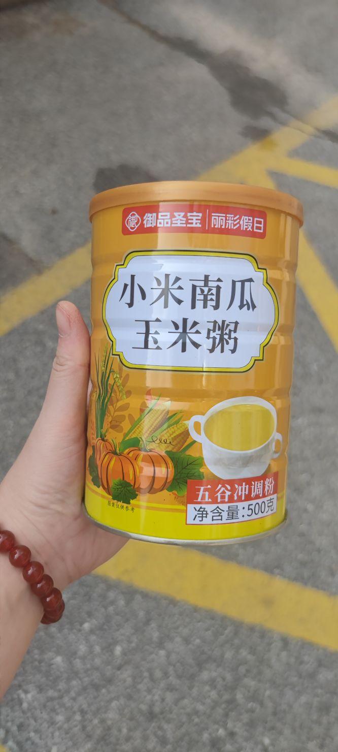 必须要夸夸这小米南瓜玉米粥!一打开包装,小米的醇香、南瓜的甜香、玉米的清香就一股脑钻进鼻子里,光闻着就开始咽口水。煮好入口,小米软糯,南瓜细腻绵密,每一口都超软糯,玉米又带着恰到好处的嚼劲,口感丰富极了。而且我看了配料表,干净得很,没有乱七八糟的添加剂,喝着特别安心。早上来一碗,胃里暖乎乎的,一上午都精神满满,真心推荐!#我在抖音买买买