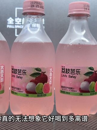 哇塞家人们,你真的无法想象它好喝到多离谱,就是这个荔枝芭乐汽水,入口就是清甜的荔枝融合着芭乐的果香,再搭配绵密劲爽的气泡,果香味巨浓郁,口感沙沙的,真的巨清爽解腻!#我超好喝 #口感非常好 #超便宜超划算 #夏日特饮 #好喝不贵
