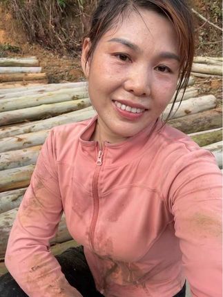 女人最好的归宿,不是婚姻,而是经济独立,经济独立,才是一个女人最大的底气,一个女人可以没有男人,但不能没有赚钱的能力,不要把一生的幸福寄托在别人身上,挣钱是一种价值,长得漂亮是优势,但活得漂亮才是本事,天生丽质不如后天励志,不管你现在缺不缺钱,你都要让自己拥有挣钱的能力,努力挣钱不是为了炫耀,而是不必因为钱而委屈自己,迁就任何人,别人给得再多,花起来也不一定方便自在,自己挣的再少,花起来也踏实痛快,想买什么就买什么,不用手心向上,更不用看人脸色,这才是女人该有的模样,努力挣钱,不一定是责任,但一定是尊严…#努力搬砖 #记录真实生活 #你不努力谁也给不了你想要的生活 @DOU+小助手