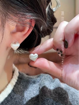 质感超绝的银色爱心耳环,戴上可爱又灵动#耳环控 #首饰分享 #饰品搭配