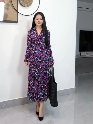 李湘亮相机场,去英国看王诗龄。这气场、这行头,贵妇感直接拉满。富态十足啊。普通人模仿李湘同款碎花连衣裙穿搭怎么样?#李湘 #李湘穿搭# #高级感穿搭 #女神穿搭 #女装穿搭 @抖音小助手