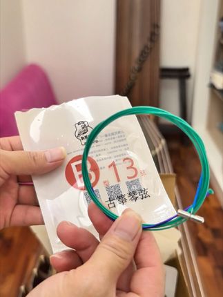 想要音色好,选对琴弦很重要!敦煌作为古筝的老品牌,它的琴弦质量那是没话说,都是采用高品质钢丝制作而成,手感偏硬,稳定性强,特别适合专业演奏者使用,不管是高把位还是低把位都能轻松拿捏,而且使用寿命也很长哦!喜欢的朋友赶紧点击下方链接下单吧!