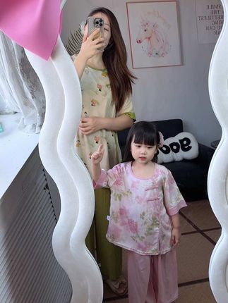 幸福没有标准答案 快乐也不止一条路,不管是以前自由自在的我,还是现在认真带娃的我,自己喜欢的日子都是好日子,与孩子朝夕相处的日子里,我们成了彼此的依靠,她的每,一句妈妈都在治愈着我的疲惫,妈妈两个字并未困住我而是赋予了我,让我成为温柔坚强且勇敢的人! #骗你生女儿#亲子穿搭#国风古韵 #生女儿就是用来打扮的