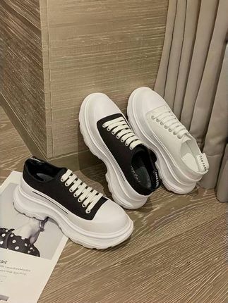 厚底增高帆布鞋来咯!黑白配色超经典,厚底悄悄拉长比例,走路稳又舒服~日常出街、搭裙搭裤都适配,轻松拿捏时髦感,谁穿谁好看 ,入手不亏呀!#潮鞋推荐好看不贵 #好穿不累脚 #百搭鞋子 #小白鞋百搭休闲 #厚底帆布鞋 @DOU+小助手