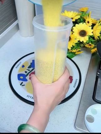 吃挂面的啊?你一定要有一个挂面桶,你每次挂面开封肯定吃不完吧?你就给他放到挂面桶里。#面条收纳盒可以防霉防虫