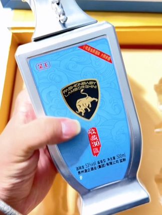 呈王与兰博基尼联名30年酱香白酒,承经典工艺,凝时光风味。53度酒体经三十年淬炼,开瓶酱香馥郁,入口绵柔回甘,尽显醇厚底蕴。500ml礼盒装融时尚美学与传统酒文化,瓶身质感卓然。商务宴请、佳节馈赠、私藏品鉴皆适宜,高端品味之选。#酱香型白酒 #纯粮食酒 #好喝不贵 #口粮酒 #好酒推荐