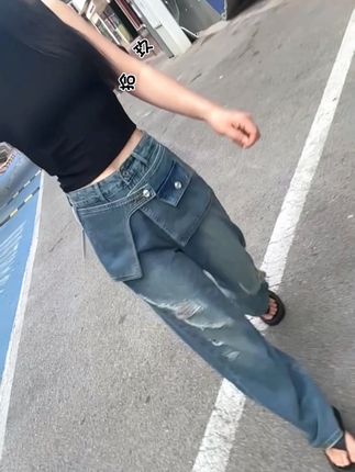 谁都不用瞧不起谁,你过你的日子,我过我的生活,在这个社会里有苦难言,你得咽下去,有泪在眼你得憋回去,有累在身你得扛下去,生命无非就是给你一场酸甜苦辣的人生,不用羡慕任何人的生活,其实谁家的锅底都有灰,不是别人风光无限,而是他们的一地鸡毛没给别人看而已。#穿搭 #显瘦牛仔裤 #破洞牛仔裤 #谁穿谁好看#夏季穿搭