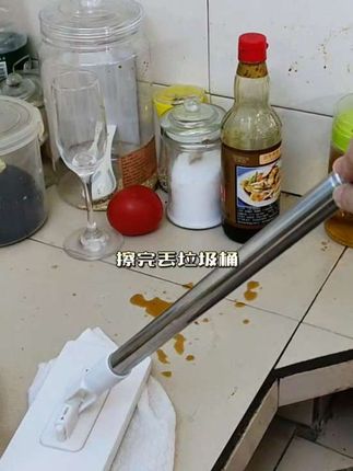 谁想清洁完还洗拖把?普通拖把又大又重,拖完地已经够累了,还得洗拖把,洗完手泡得发白,脏水溅一脸!我家现在全靠这“懒人神拖”:洗脸巾 旧衣一夹,擦完丢垃圾桶,厨房湿巾怼油渍,杆子长到擦天花板都不踮脚!清洁选对工具,您省的不是钱,是生活。商超卖39块9的免洗夹布小拖把,点下方小黄车,今天价格非常美丽,赶紧把它带回家吧!今晚 9 点直播间,教你把“废物”变清洁神器!#测评 #清洁用品#拖把#洗脸巾拖把 #免手洗拖把