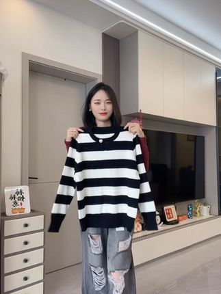 谁懂啊,这款条纹针织衫简直是微胖姐妹的天菜~领口小心机设计,露出精致锁骨,视觉上显瘦。宽松版型对身材很包容性很好#针织衫 #谁穿谁好看