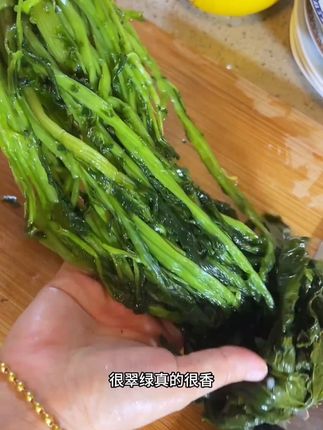 真的没想到让我在网上买到了这么新鲜翠绿的雪里蕻,味道一点没变,很新鲜很脆嫩,特别的下饭#雪里蕻炒肉丝#雪里蕻