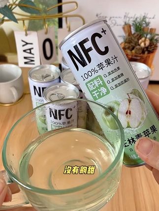 100%苹果汁,喝起来是夏天的味道,酸酸甜甜的,就像整颗青苹果在嘴巴里爆汁,不怕凉的话可以加冰國喝,超级清爽,让苹果汁陪你过完整个夏天吧!推荐!#夏日饮品#饮料