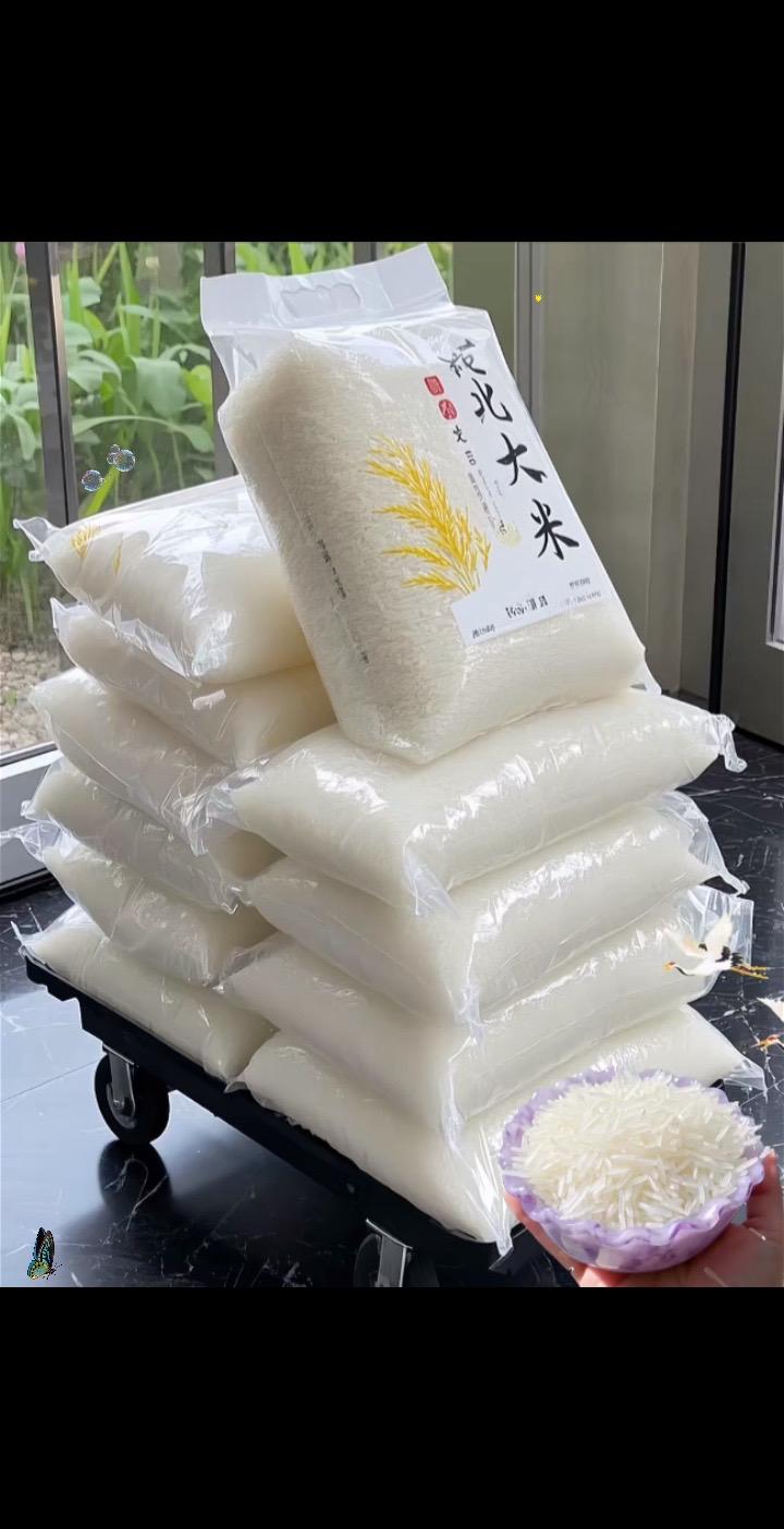 就这个东北大米,我妈吃了一次就直接让我回购4大袋!简直是巨香,倍儿好吃!不愧是由东北黑土地种植出来的东北大米,一年只产一季,一季出好米。打开袋子就能闻到清新的米香味儿,特别是蒸煮后满屋飘香,米香浓郁,吃起来软糯弹牙。香软可口,美味无穷,就是空口吃也能炫三大碗的那种!每一口都是纯粹的米香,自然的馈赠,大人孩子都爱吃。厌倦了餐桌上的平淡无味的米饭,一定要试试这个东北大米!!它能征服每一个人#东北大米就是香#超划算超便宜 #大人孩子都爱吃 #东北大米 #为您甄选每一粒粮食