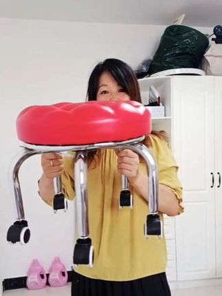 高档高品质小凳子增高款33高度金属凳子吧台酒店家用创意旋转皮凳可移动美缝脚踏凳子#家里有个这样的凳子,太方便了,带娃做家务,换鞋凳,拆快递,打扫卫生,滑来滑去实在是太方便了#颜值高,上档次,结实耐用,承重力强#厂家直发小凳子#小凳子#万向轮,小凳子