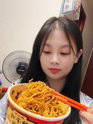 又香又麻又辣的#南山婆辣子鸡拌面 夜宵来一碗真的太香了吧,而且面饼非油炸的!#辣子鸡拌面 #拌面 #好吃到停不下来