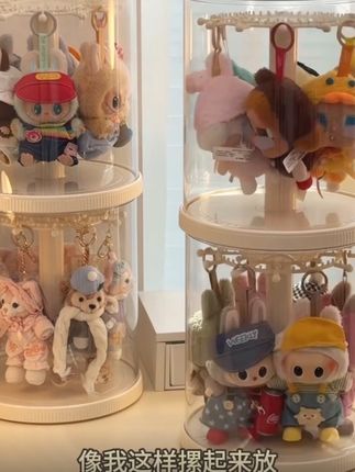 【唯兮】labubu展示盒旋转拉布布挂件收纳盒透明玩偶搪胶娃娃防尘罩#展示盒 #旋转收纳盒 #防尘罩#挂件收纳盒 #拉布布收纳盒 @DOU+小助手