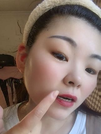 你们买贵的真的赶紧去退,就这个法婷妮的粉底液,之前这一瓶都要卖到七十九块九的,你看这个链接才要多少钱?他送的有试用装,小样和粉扑,你到了先用试用装。不好用了,这个没有拆封直接给他退回来,他这个粉底液打出来的底妆真的特别清透自然,而且一整个牢牢扒在脸上了,怎么抹怎么蹭他都不会掉,就你带妆一整天他都不会脱妆,不会暗沉。他现在这个价格是商家补贴了三十元的优惠券。但是优惠券只有五百张,抢完之后就会恢复价格了,所以你们刷到如果还是这个价格,真的赶紧拼手速。