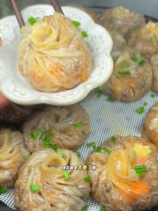 就是这个纸皮烧麦,我家已经回购很多次了,皮薄料足,软糯咸香,还有多种口味选择,早餐吃两个就饱了#早餐吃什么 #纸皮烧麦 #美食推荐 #太好吃了