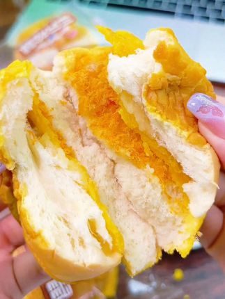 三只松鼠蛋皮肉松汉堡面包#快来一起尝个鲜 #解馋 #美食 #独立包装小点心 #新鲜出炉 @Dou+🔥上热门🔥 @抖音小助手 @抖音生活服务热点宝