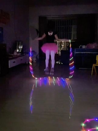 放暑假了,千万不能老让孩子玩手机,看电视 毁了孩子的童年#孩子们都特别喜欢#户外运动#跳绳#发光跳绳