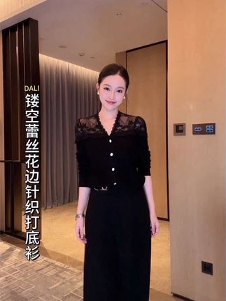 穿这一身真的是美死了!超喜欢这个V领的小设计,镂空蕾丝的点睛让人眼前一亮,搭任何外套都超级好看!#早秋不费力显贵穿搭 #高级感穿搭 #温柔风穿搭 #蕾丝上衣 #单穿内搭都好看
