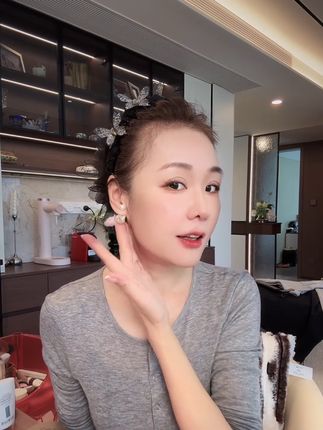 这种搭配无论穿什么风格衣服 都显得很贵很精致