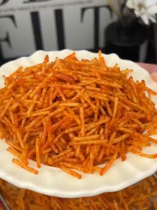 这晏子辣条就是我童年回忆!一口下去超上头,湖南特产味太正啦!追剧炫它太快乐! #童年零食 #湖南辣条