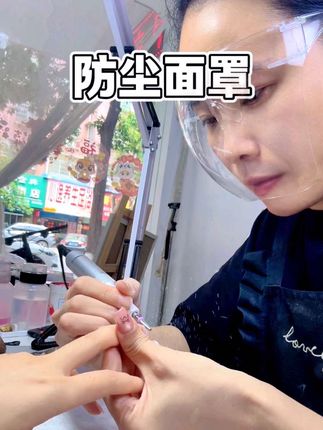 舍不得买吸尘器的宝子们就给自己安排一个防尘面罩!才十几块!防尘防蹦钻还不闷不热!嘎嘎实用!#面罩 #美甲师 #卸甲 #美甲vlog #好物推荐🔥