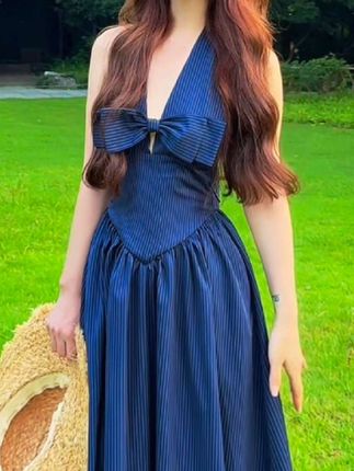黑白条纹蝴蝶结收腰连衣裙法式气质无袖露背挂脖长裙#夏天穿搭 #气质仙女裙穿搭 #优雅气质 #休闲穿搭 #穿搭搭配