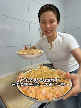 今天又做蒜蓉排骨了,就是不知道哪里出了问题特别难咬以失败告终了🫣听你们的姊妹们以后我们就星期一到星期五跟着婆婆吃,周六周天跟俺妈在俺家做着吃,这样俺妈也舒服婆婆也能休息两天,两全其美😘#记录真实生活 #平平淡淡小日子