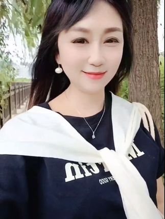 1971年的猪,转眼就老了,愿不在年轻的我们余生越来越好!平安幸福!#穿搭 #穿出自己的风格 #不惧时光优雅到老 #心态好一切都好 #户外拍摄