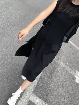 女人最稳的投资:脑子里的智慧,脸上的自信。20岁看脸,30岁看气质,40岁看实力,聪明的女人,永远押自己赢。读书和变美,从不骗人,一个刻进骨子,一个写在脸上。当你经济独立,精神自由,你会发现,世界都对你讲道理了。#穿搭#夏季搭配