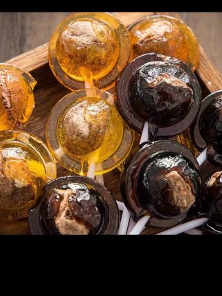 #小时候经常吃的梅心棒棒糖居然出春节版的了!还是那个包装,那个味道,酸酸甜甜的特别好吃,而且里面真的有梅心,有两种口味可以选择,关键这价格也很合适,喜欢的赶紧囤起来。