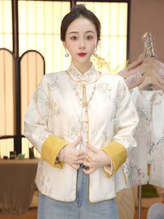 #中式服装 ##全明星琥珀流光风大秀现场 #新中式穿搭成为中秋宠儿 #在时装周看见东方美 #通勤穿搭万能配色公式