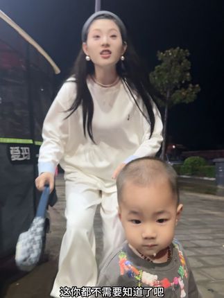 哈哈哈,真是仿她妈仿神了😂😂😂#双绒双羊双胞胎 #婚后日常 #夫妻 #00后带娃 #大码女装