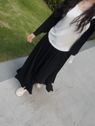 比起有人左右情绪的日子 我更喜欢无人问津的时光 独处让自己的本心  更自由 更潇洒  不用周旋于别人的情绪 也不用刻意判断他人的心思  人终其一生追求大概是自由吧   #谁穿谁好看系列 #黑色系穿搭 #半身裙套装 #显瘦穿搭