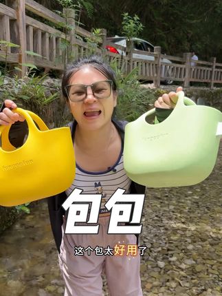 这个小包和夏天也太适配了,特别是要出去溯溪的,手机电子产品放在包里面都不怕被打湿 ,#梵高范 #梵高范收纳包 #包包 #包包推荐 #多巴胺女孩