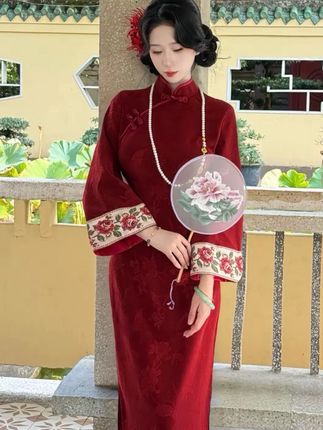 花瓣富人家女红墙这个大袖旗袍颜色做的超美的,姐妹们这种偏暗调色系的一个红色上面还带有点光泽感,袖口做的是一个刺绣玫瑰花的设计,上面的蝴蝶花纹图案做的是一个提花的质感,整体的质感给人一种低调又很奢华的感觉,这个面料是有弹力的,做到了显腰细又很圆满一点我们的小肚腩,他们家这个立体裁剪的版型可以说是无可挑剔,简单的一字扣设计,尽显古风的美感。款式没有设计的花里胡哨,但是给人一种很端庄又很大气的感觉。天气凉一点我们也可以搭配一个这样的黑色皮草外套,这一整套搭配就很适合参加喜宴或者代言穿的一个旗袍。#红色系 #改良旗袍穿搭 #古典美 #秀出新国风 #女装搭配